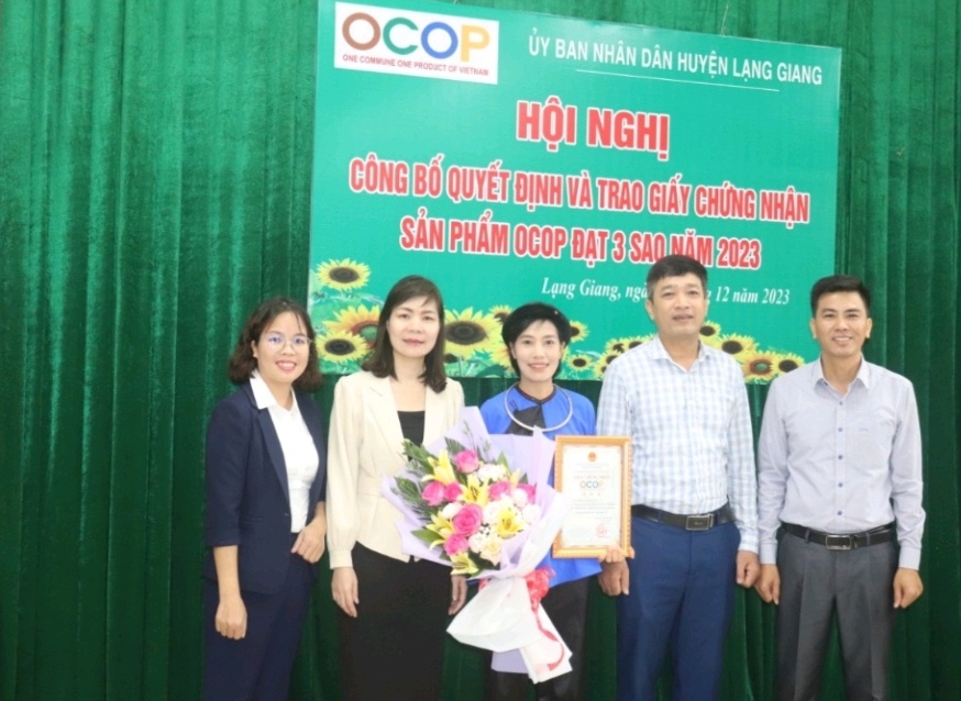 Sản phẩm Dân tộc “Xôi sắc mầu” xã Hương Sơn được công nhận OCOP 3 sao năm 2023