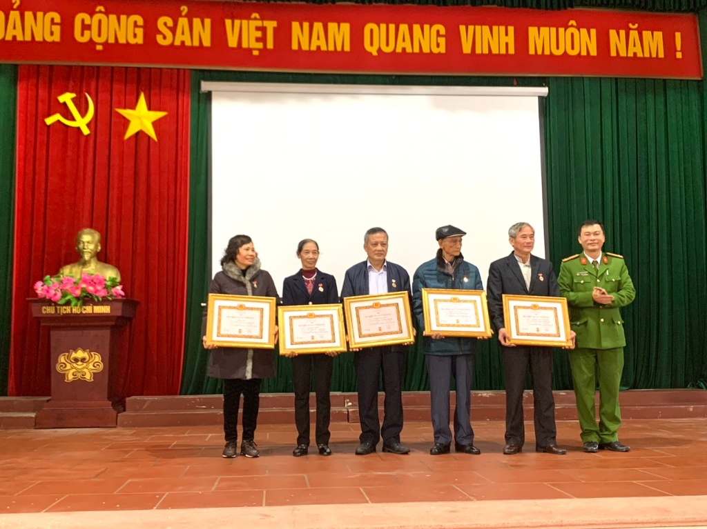 Đảng bộ xã Hương Sơn tổ chức Lễ trao tặng Huy hiệu Đảng đợt 03/02/2024